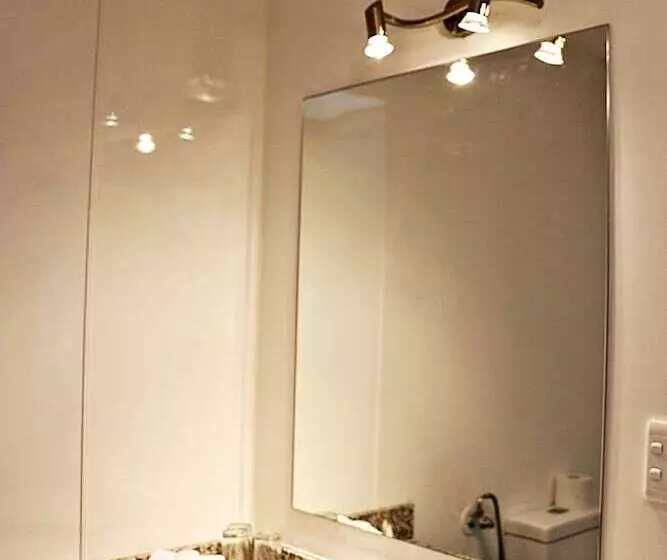 בית מלון כפרי Airport Gateway