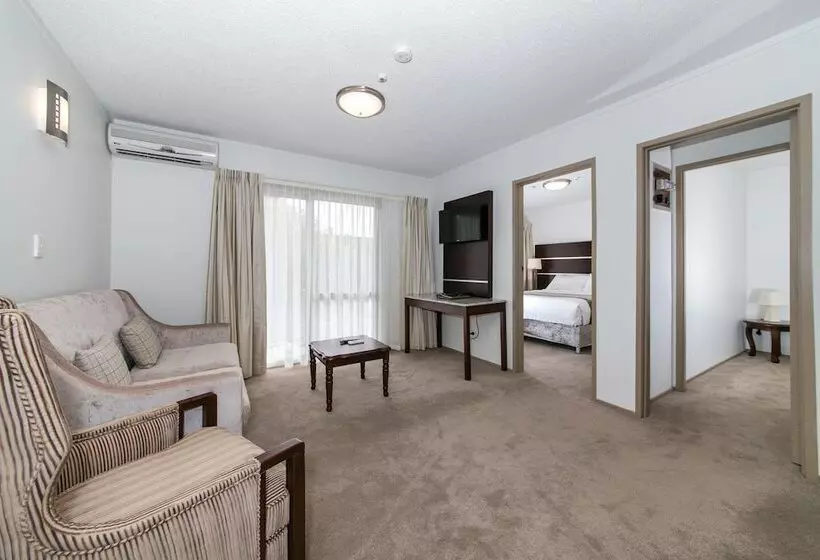 בית מלון כפרי Airport Gateway