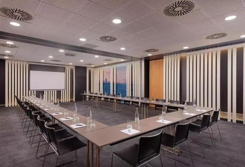 Отель Four Points By Sheraton Barcelona Diagonal