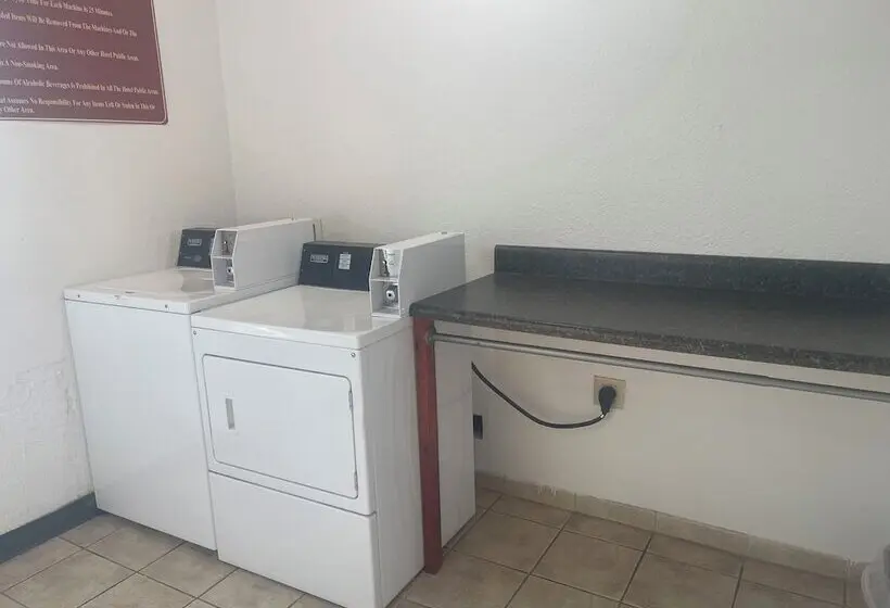 Hotelli Red Roof Inn & Suites Hinesville