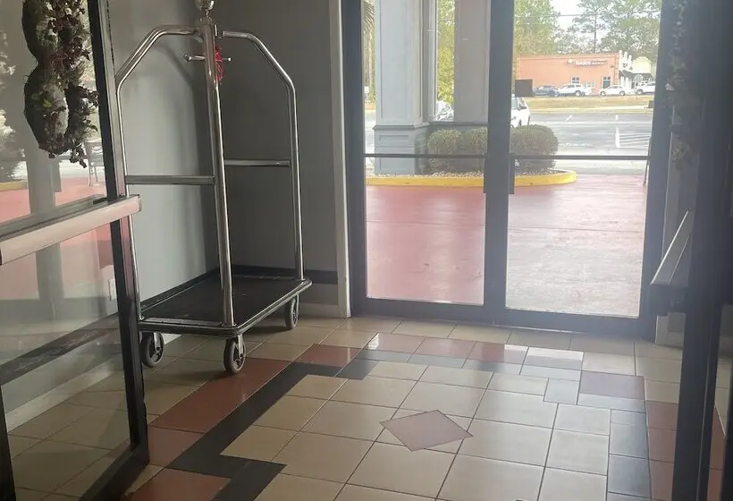 Hotelli Red Roof Inn & Suites Hinesville