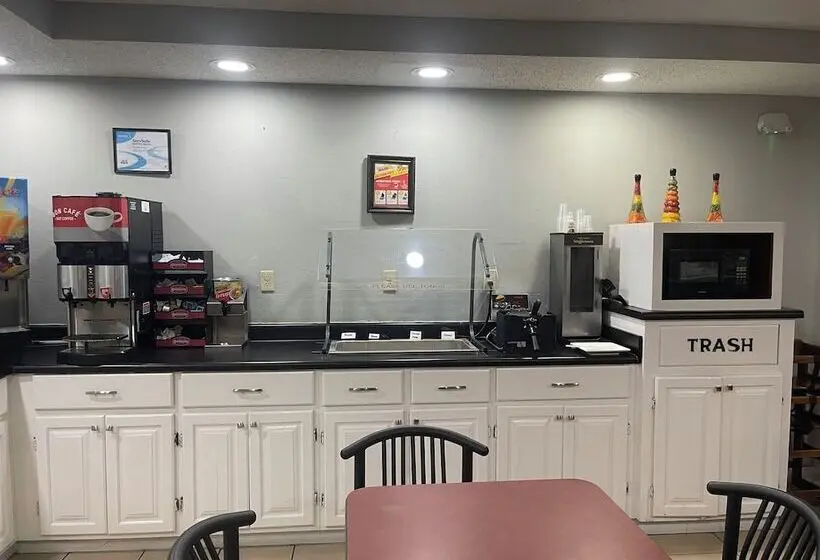 Hotelli Red Roof Inn & Suites Hinesville