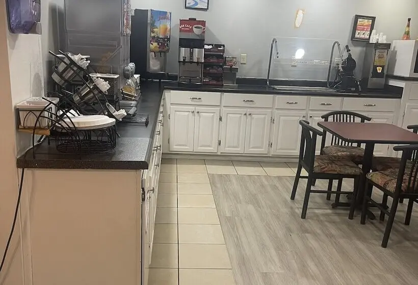 Hotelli Red Roof Inn & Suites Hinesville