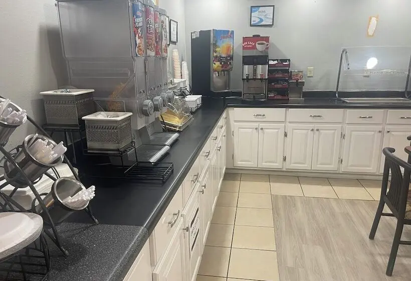 Hotelli Red Roof Inn & Suites Hinesville