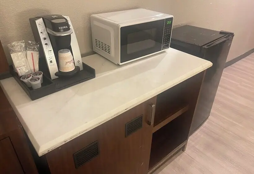 Hotelli Red Roof Inn & Suites Hinesville