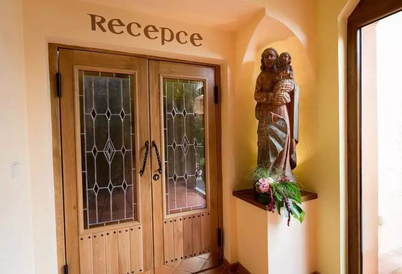 هتل Selsky Dvur Bohemian Village Courtyard