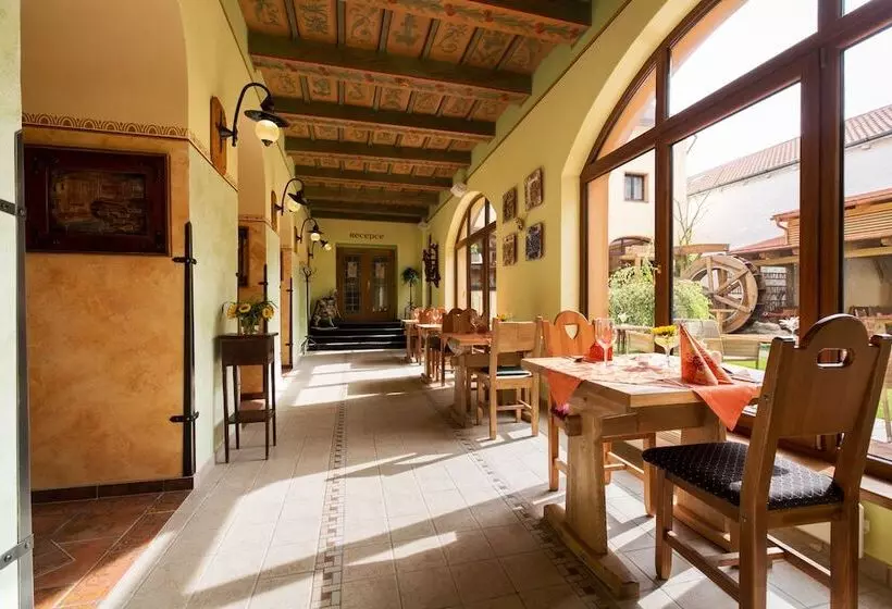 هتل Selsky Dvur Bohemian Village Courtyard