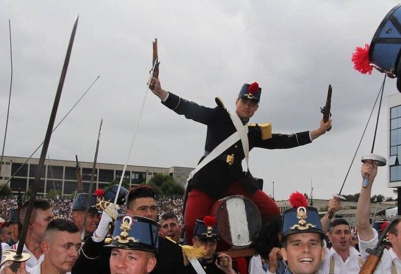 ペンション The Archeologist Home Chateau Le Mur