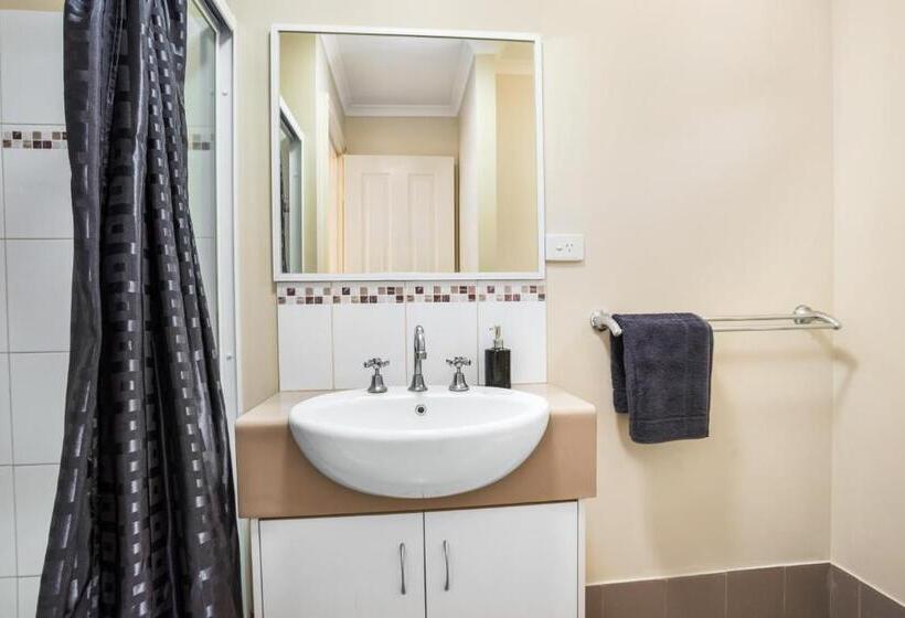 Отель The Cove Holiday Village