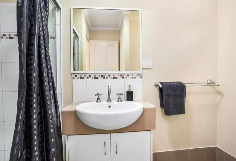 Hotelli The Cove Holiday Village