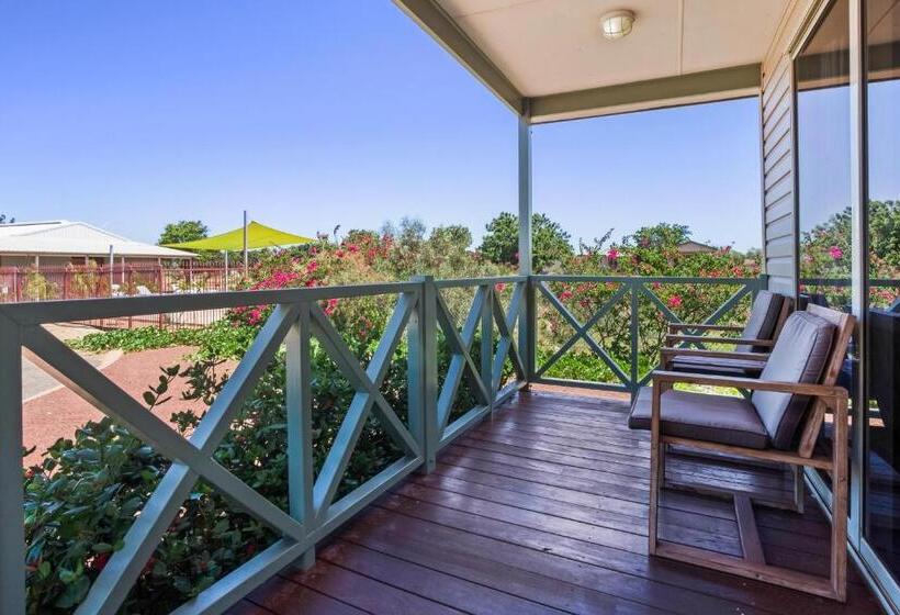 Отель The Cove Holiday Village