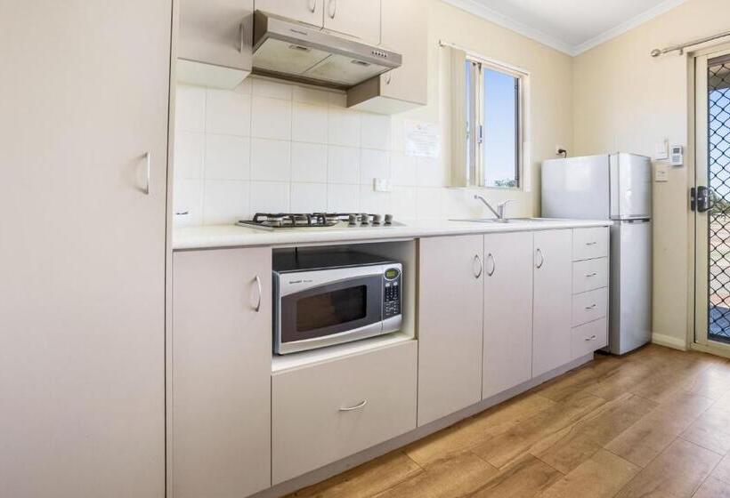 Отель The Cove Holiday Village