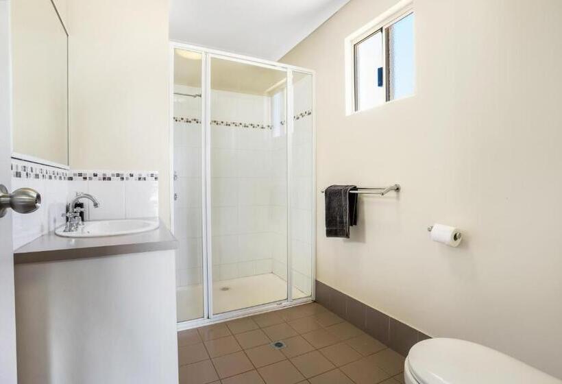 Отель The Cove Holiday Village