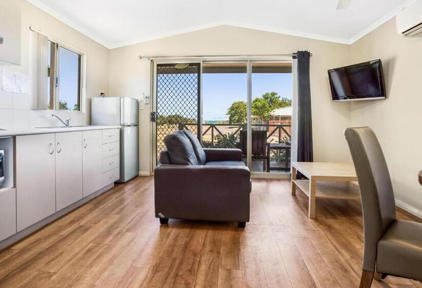 Отель The Cove Holiday Village