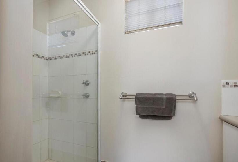 Отель The Cove Holiday Village