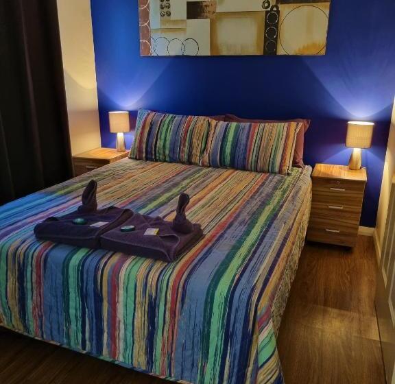 Отель The Cove Holiday Village