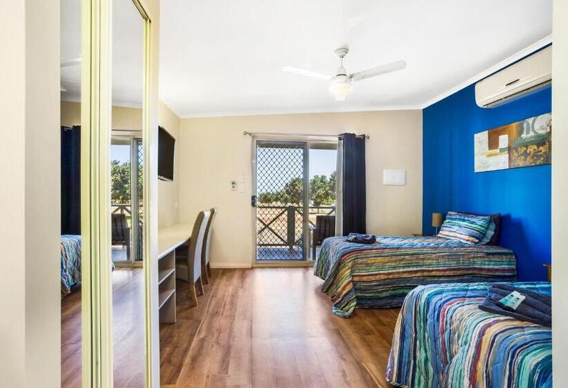 Отель The Cove Holiday Village