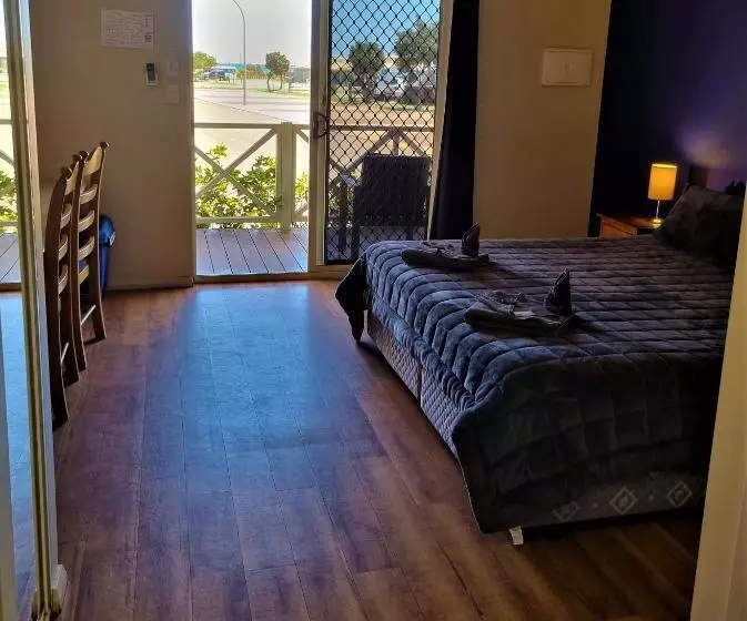 Hotelli The Cove Holiday Village