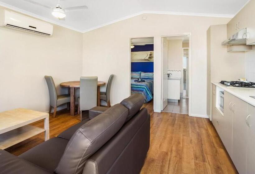 Отель The Cove Holiday Village