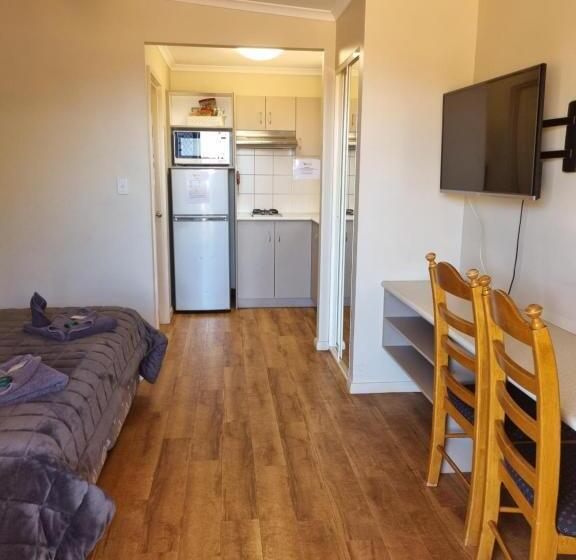 Отель The Cove Holiday Village