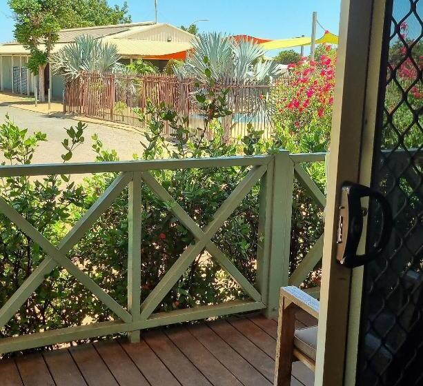 Отель The Cove Holiday Village