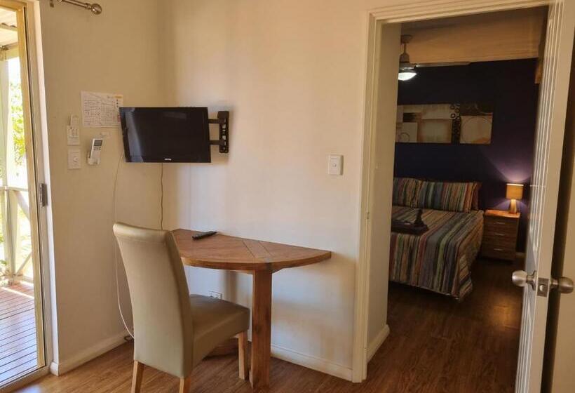 Отель The Cove Holiday Village