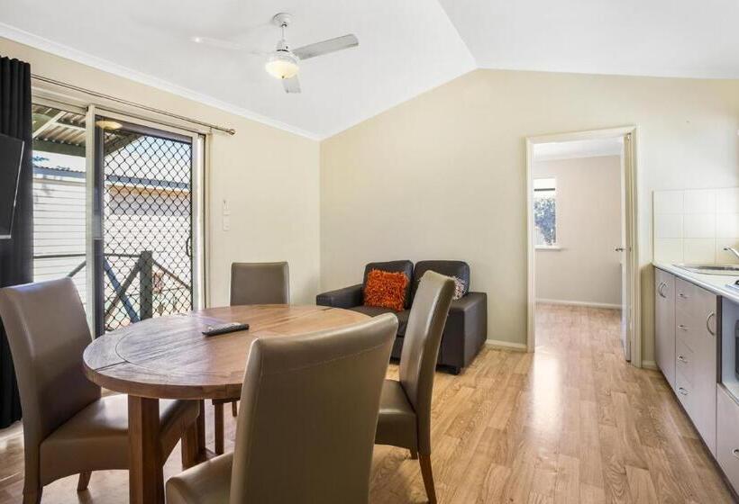 Отель The Cove Holiday Village