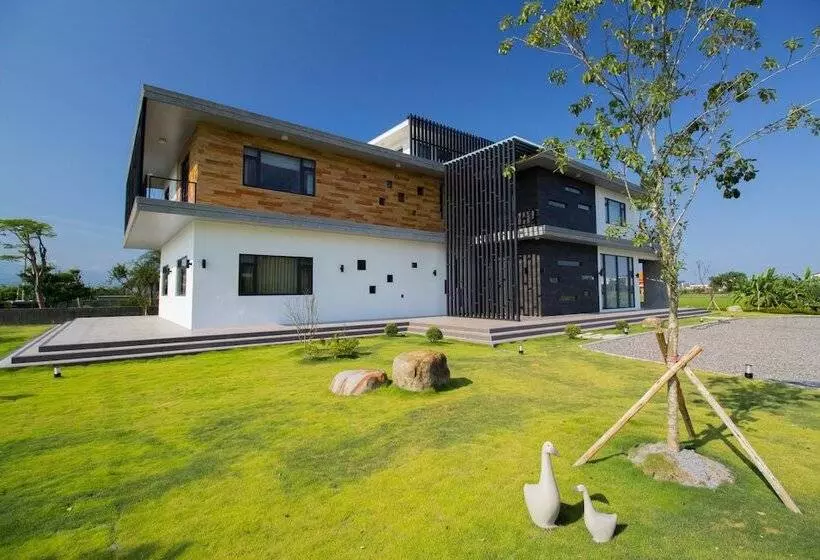تختخواب و صبحانه Green Light Villa