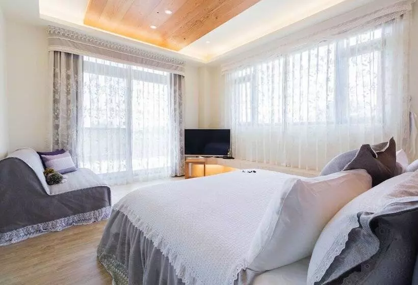 تختخواب و صبحانه Green Light Villa
