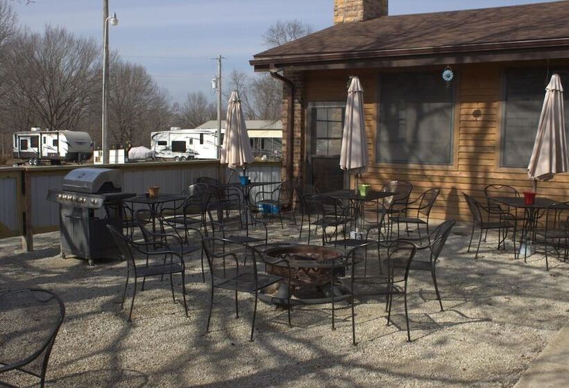 فندق على الطريق Hidden Lake Resort