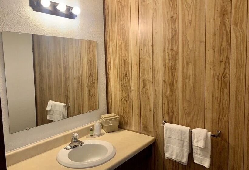 فندق على الطريق Hidden Lake Resort