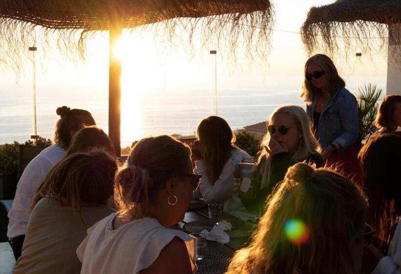 הוסטל The Salty Pelican Yoga & Surf Retreat