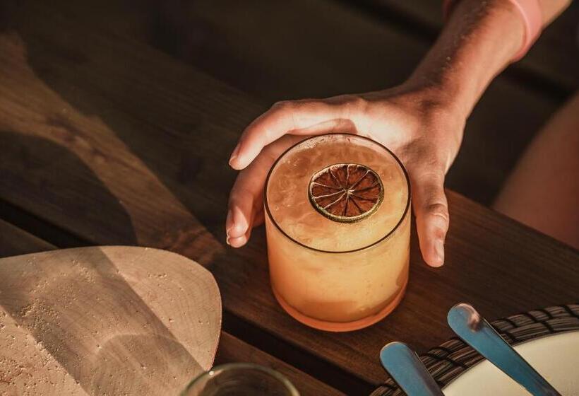 הוסטל The Salty Pelican Yoga & Surf Retreat