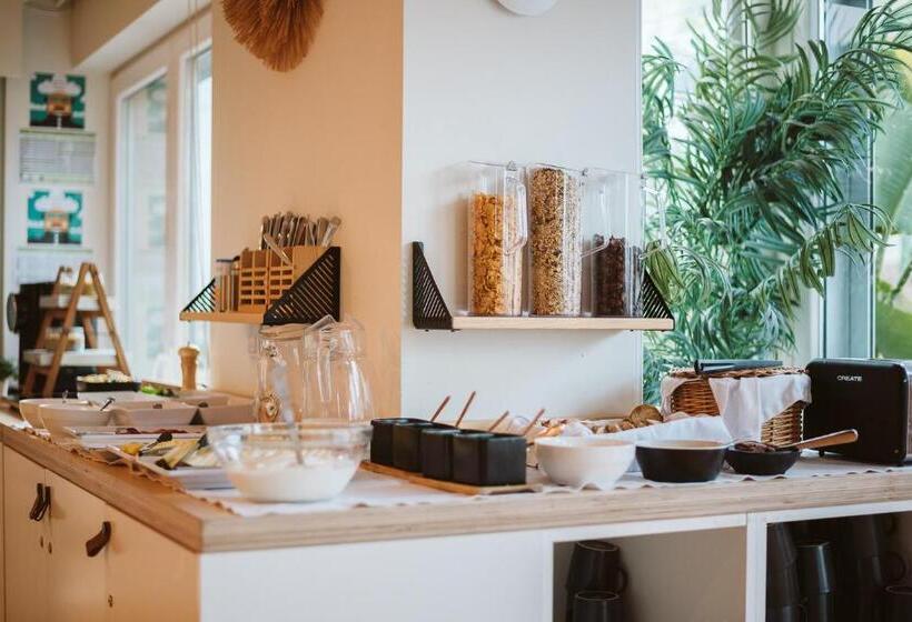 הוסטל The Salty Pelican Yoga & Surf Retreat