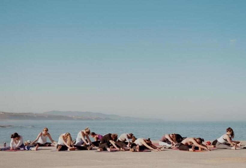 הוסטל The Salty Pelican Yoga & Surf Retreat