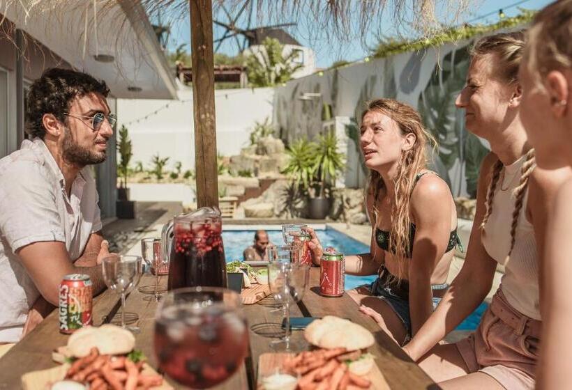 הוסטל The Salty Pelican Yoga & Surf Retreat