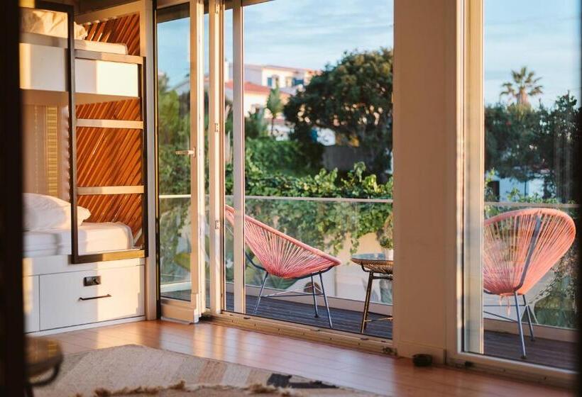 הוסטל The Salty Pelican Yoga & Surf Retreat