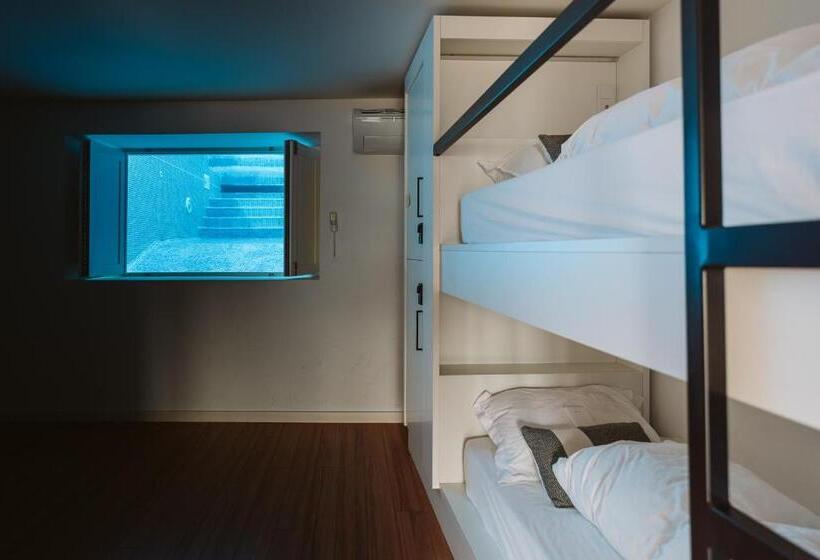 הוסטל The Salty Pelican Yoga & Surf Retreat