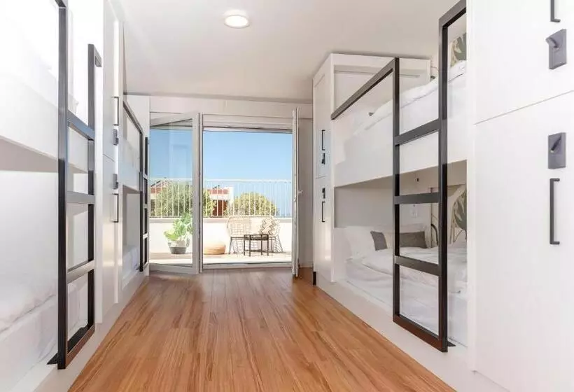 Retkeilymaja The Salty Pelican Yoga & Surf Retreat