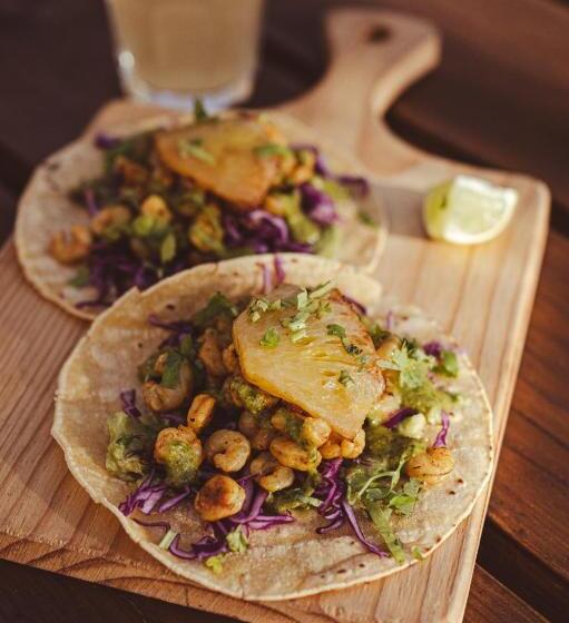 הוסטל The Salty Pelican Yoga & Surf Retreat