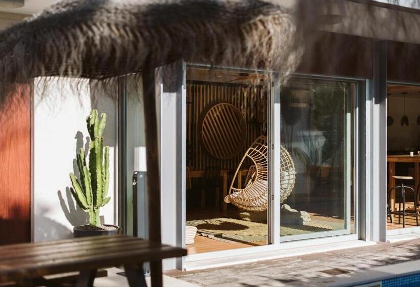 הוסטל The Salty Pelican Yoga & Surf Retreat