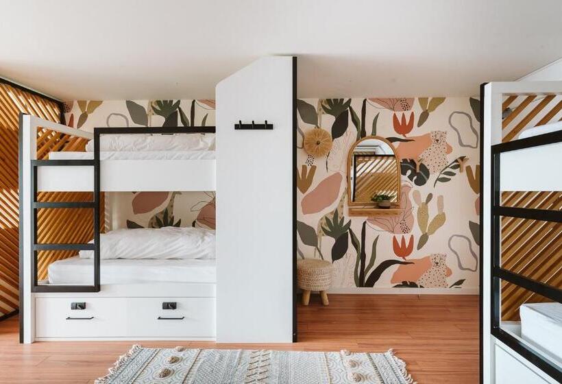 הוסטל The Salty Pelican Yoga & Surf Retreat