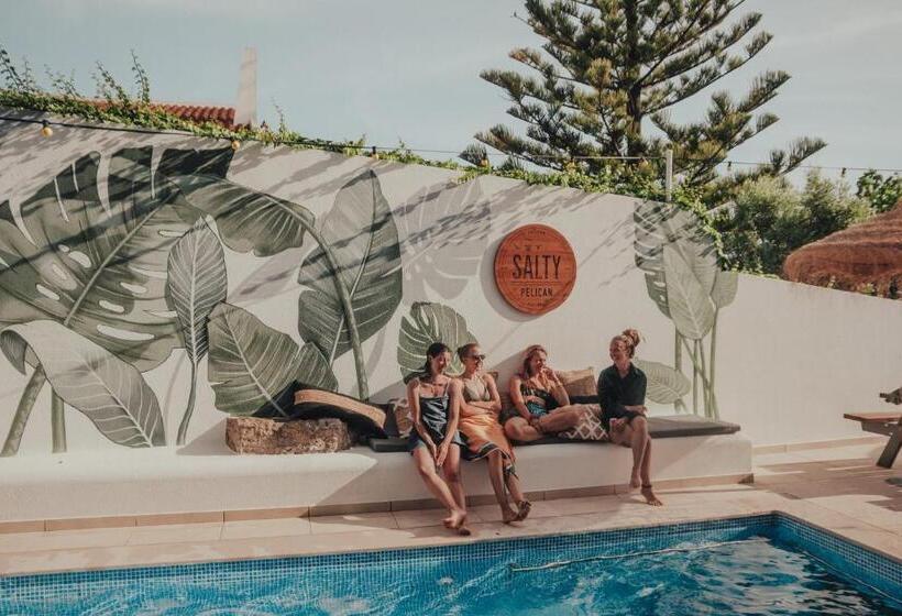 הוסטל The Salty Pelican Yoga & Surf Retreat