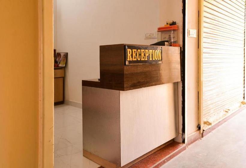 ホテル Oyo 71058 Ganga