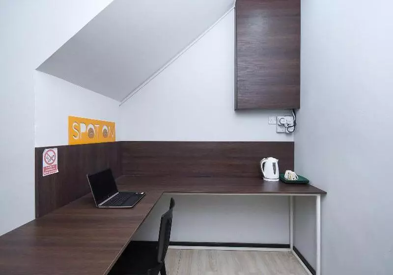 ホテル Spot On 89838 Lm Residence