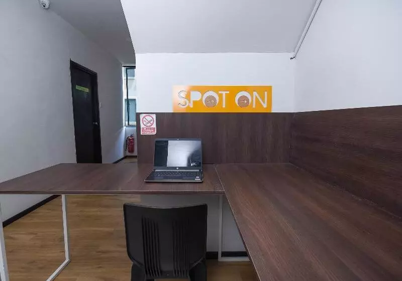 ホテル Spot On 89838 Lm Residence