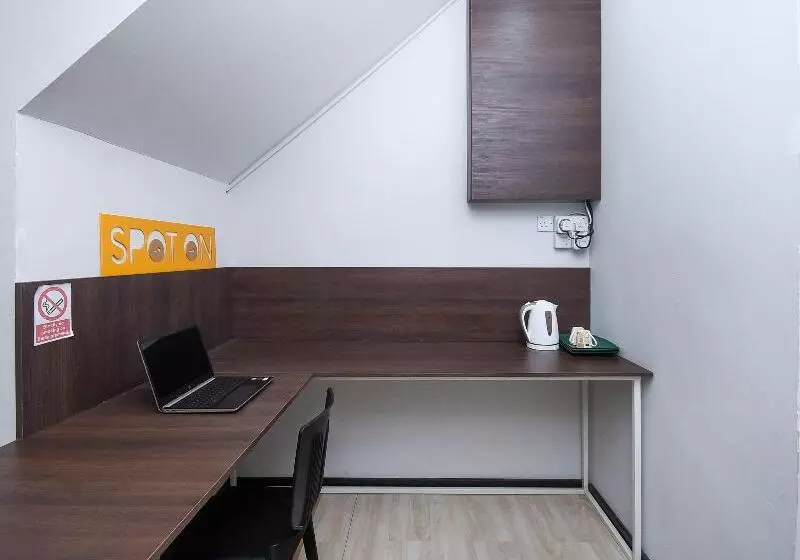 ホテル Spot On 89838 Lm Residence