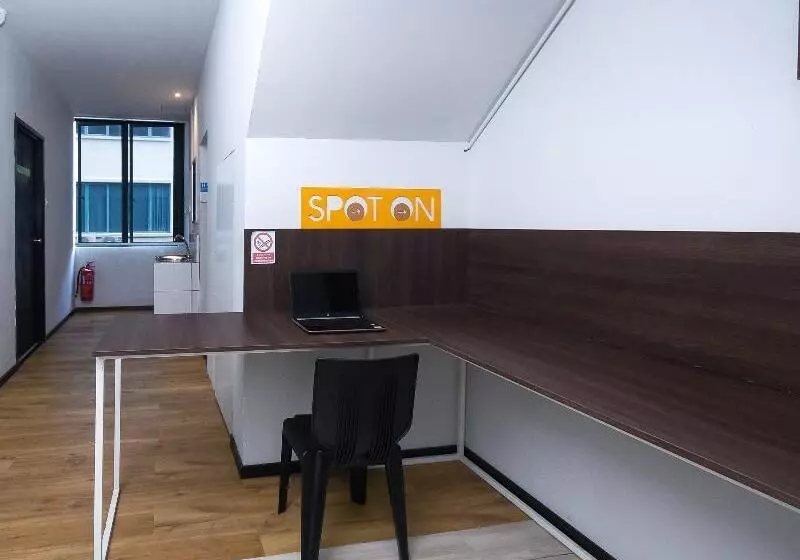 ホテル Spot On 89838 Lm Residence