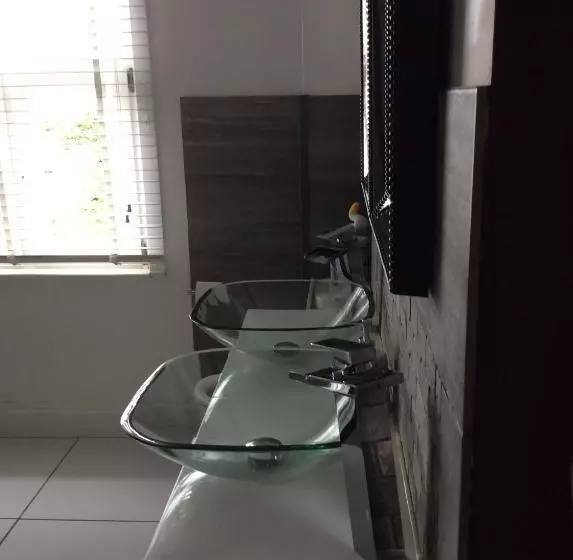 تختخواب و صبحانه One Ninety Boutique Accommodation