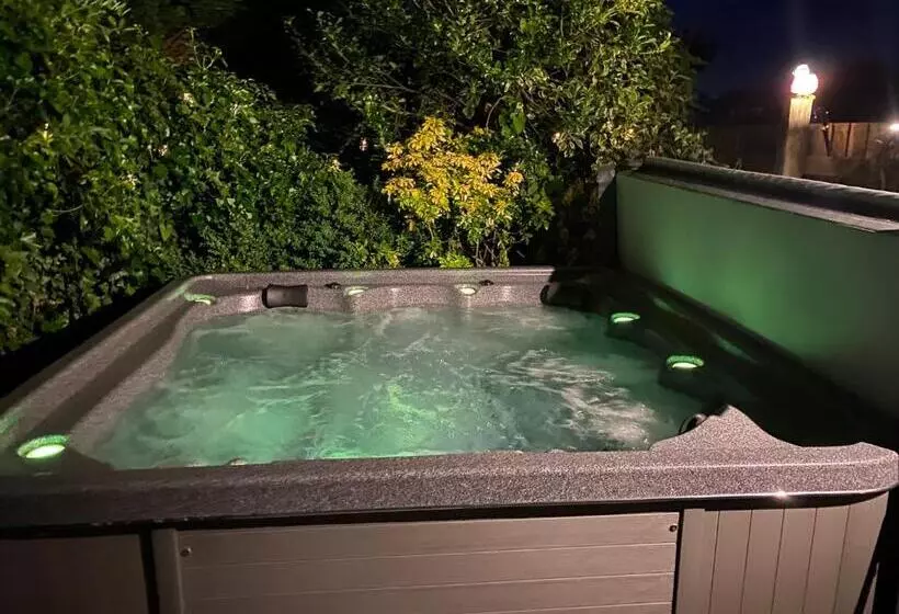 تختخواب و صبحانه One Ninety Boutique Accommodation